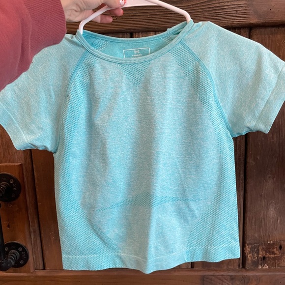 4 athletic waist-length tees - Picture 3 of 10